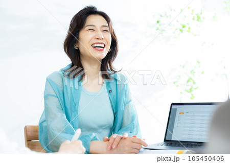 50代女性 ビジネスシーン 50代女性 ビジネスシーン 105450406