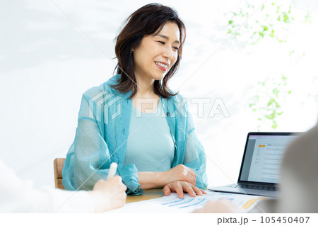 50代女性 ビジネスシーン 50代女性 ビジネスシーン 105450407