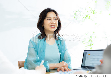 50代女性 ビジネスシーン 50代女性 ビジネスシーン 105450410