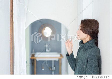 歯磨きをする女性の写真 105450447