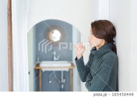 歯磨きをする女性の写真 歯磨きをする女性の写真 105450449