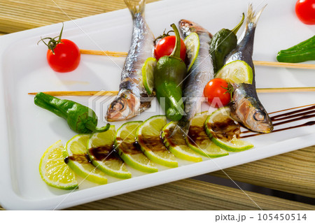 Sprats grilled with fresh vegetables 105450514