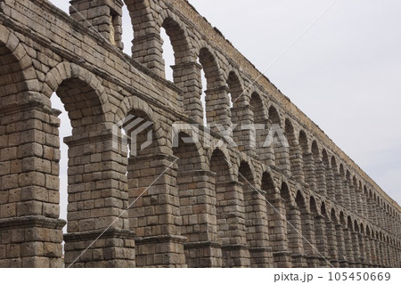 スペイン セゴビアにあるローマ水道橋 スペイン セゴビアにあるローマ水道橋 105450669