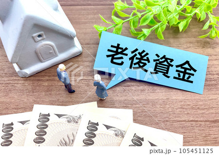 老後資金を考える老夫婦 老後資金を考える老夫婦 105451125