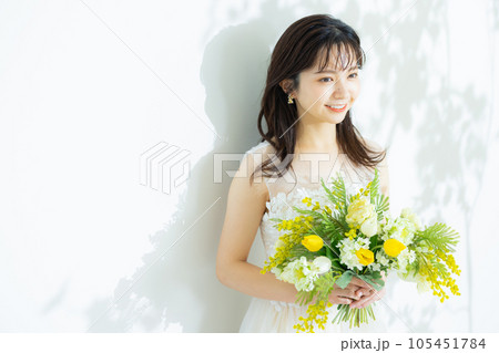 ブーケを持つ花嫁 ブーケを持つ花嫁 105451784