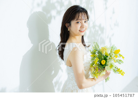 ブーケを持つ花嫁　 105451787