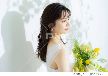 ブーケを持つ花嫁　 105451788