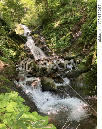 流れ落ちる白い滝「白滝」 流れ落ちる白い滝「白滝」 105452267