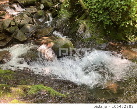 流れ落ちる白い滝「白滝」 流れ落ちる白い滝「白滝」 105452285
