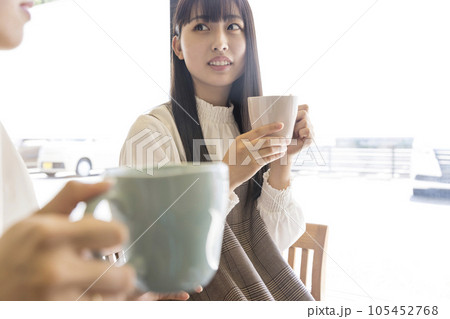 カフェでお茶をする若い女性　女子大生 105452768