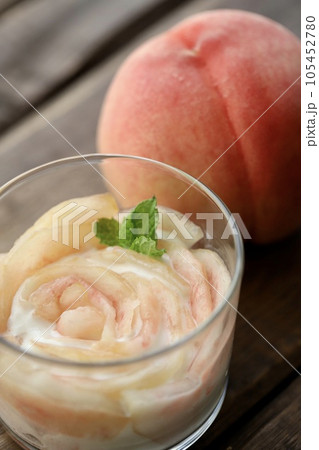 山梨県産の桃を使った手作りのヨーグルトゼリー 105452780