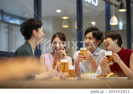 笑顔で談笑する若い男女　宴会・飲み会イメージ  撮影協力：Creadisce（丸善雄松堂株式会社） 105452851
