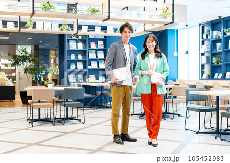 オフィスで働く若いエンジニアのスタッフ 撮影協力:Creadisce(丸善雄松堂株式会社) オフィスで働く若いエンジニアのスタッフ 撮影協力:Creadisce(丸善雄松堂株式会社) 105452983