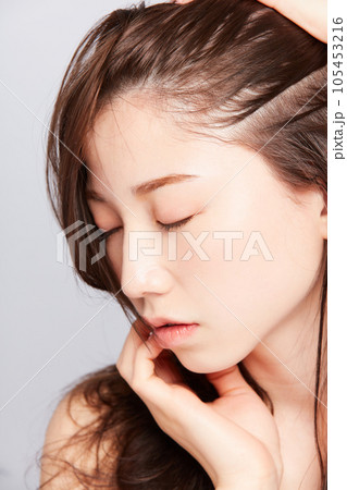 若い日本人女性のファッションポートレート 105453216