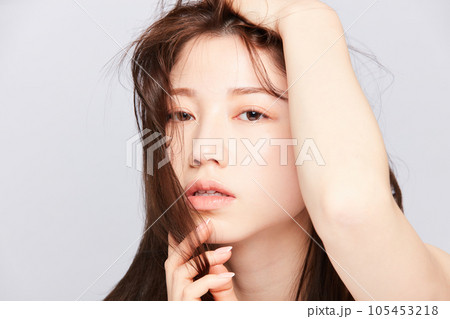 若い日本人女性のファッションポートレート 105453218