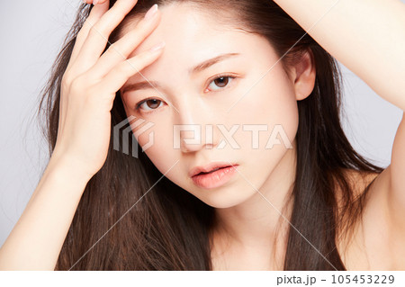 若い日本人女性のファッションポートレート 105453229