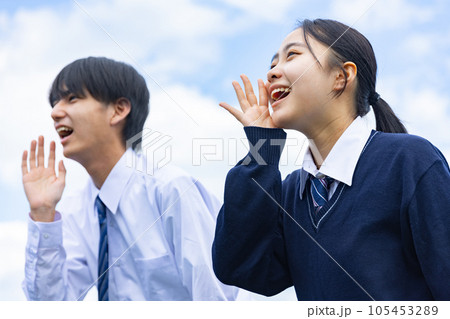 大きな声で呼ぶ高校生男女 105453289