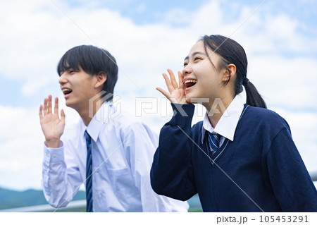大きな声で呼ぶ高校生男女 105453291