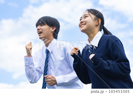大きな声で呼ぶ高校生男女 105453305