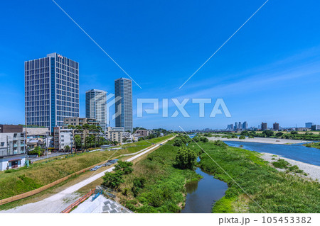 日本の川崎都市景観 夏・猛烈な暑さ…多摩川や水鳥の群れ、武蔵小杉駅前のタワーマンション群などを望む 105453382