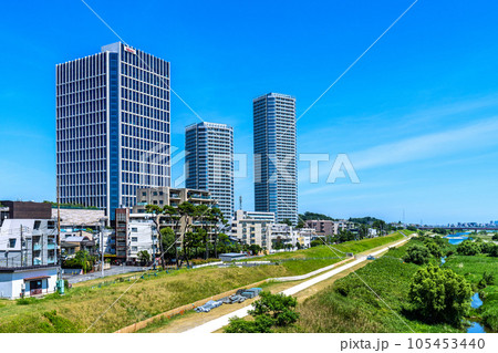 日本の川崎都市景観 夏・猛烈な暑さ…人影もほとんどない…多摩川やタワーマンション群などを望む 日本の川崎都市景観 夏・猛烈な暑さ…人影もほとんどない…多摩川やタワーマンション群などを望む 105453440