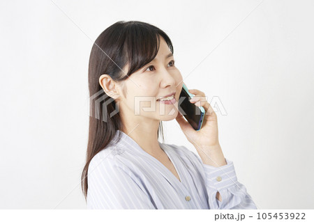 スマートフォンで電話するミドルエイジの女性 白背景 スマートフォンで電話するミドルエイジの女性 白背景 105453922
