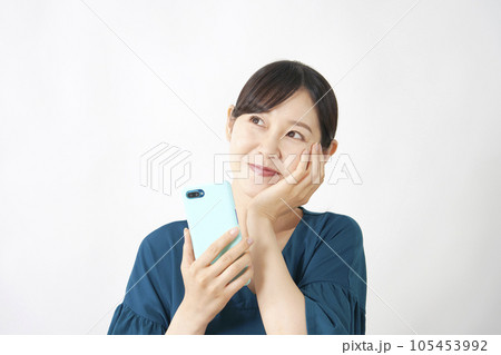 スマートフォンを持って想像する女性　白背景 105453992