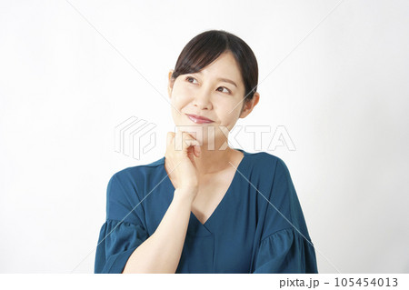 想像する女性 白背景 想像する女性 白背景 105454013