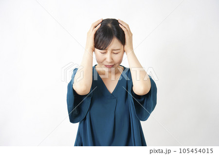 頭を抱える女性 白背景 頭を抱える女性 白背景 105454015