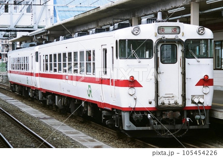 青森駅に停車中のキハ40形気動車（快速・しもきた） 105454226