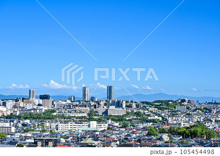 千里タワーを含む大阪北摂の俯瞰風景【大阪風景】 105454498