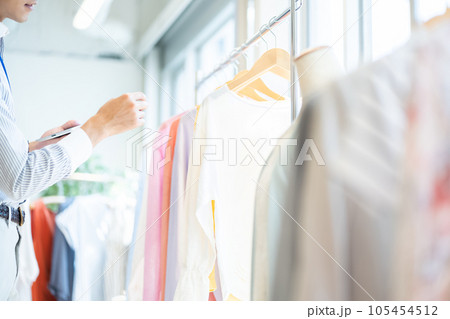 商品をチェックする男性店員 105454512