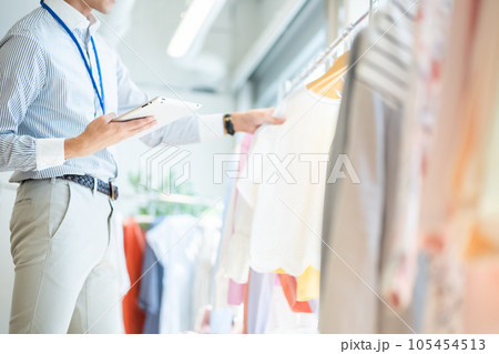 商品をチェックする男性店員 商品をチェックする男性店員 105454513