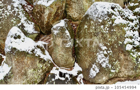 岩に積もった雪 岩に積もった雪 105454994
