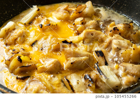 焼鳥(ねぎま)の卵とじ調理シーン。残った焼鳥リメイクイメージ。 焼鳥(ねぎま)の卵とじ調理シーン。残った焼鳥リメイクイメージ。 105455266