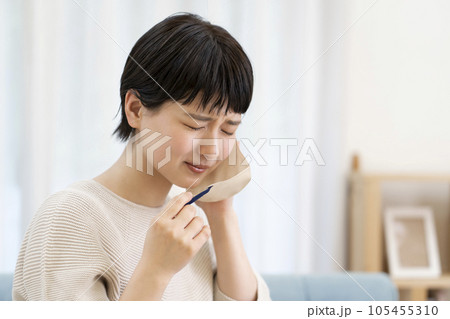 マスクを外す若い女性 105455310