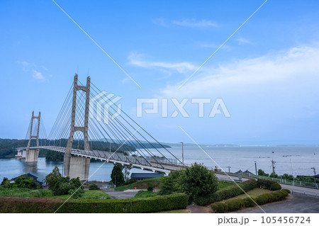 本州と離島の能登島を結ぶ吊り橋「ツインブリッジのと」と青空｜石川県七尾市 105456724