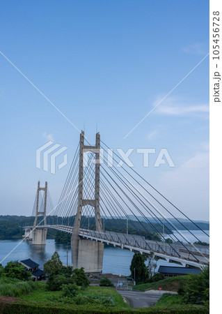 本州と離島の能登島を結ぶ吊り橋「ツインブリッジのと」と青空|石川県七尾市 本州と離島の能登島を結ぶ吊り橋「ツインブリッジのと」と青空|石川県七尾市 105456728