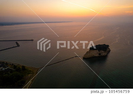 ドローン|爽やかな朝を迎えた奥能登の観光名所見附島(別名軍艦島)と朝焼けの空撮写真|石川県珠洲市 ドローン|爽やかな朝を迎えた奥能登の観光名所見附島(別名軍艦島)と朝焼けの空撮写真|石川県珠洲市 105456759