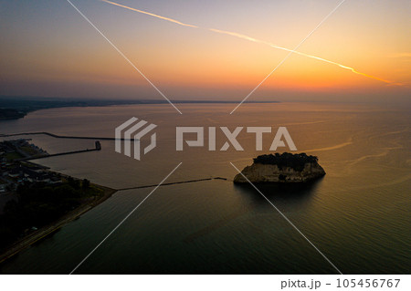 ドローン|爽やかな朝を迎えた奥能登の観光名所見附島(別名軍艦島)と朝焼けの空撮写真|石川県珠洲市 ドローン|爽やかな朝を迎えた奥能登の観光名所見附島(別名軍艦島)と朝焼けの空撮写真|石川県珠洲市 105456767