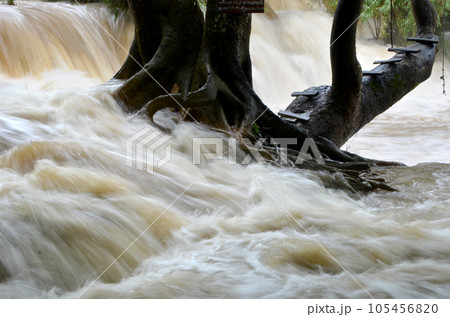 大雨で増水したクアンシーの滝 大雨で増水したクアンシーの滝 105456820