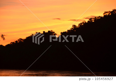 ルアンパバーンから望むメコン川の夕日 ルアンパバーンから望むメコン川の夕日 105456927