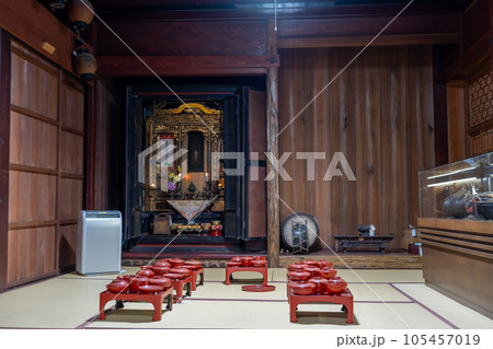 富山県五箇山　菅沼合掌造り集落の中の五箇山民俗館の内部 105457019