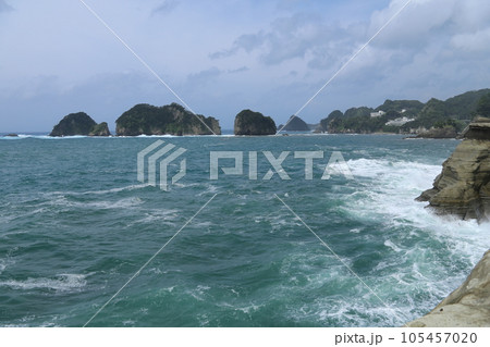 海に浮かぶ島 105457020