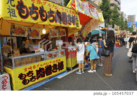朝顔市の楽しみは縁日の露店の多さ。路いっぱいに並んだ食べ物屋に群がる人たち 朝顔市の楽しみは縁日の露店の多さ。路いっぱいに並んだ食べ物屋に群がる人たち 105457037