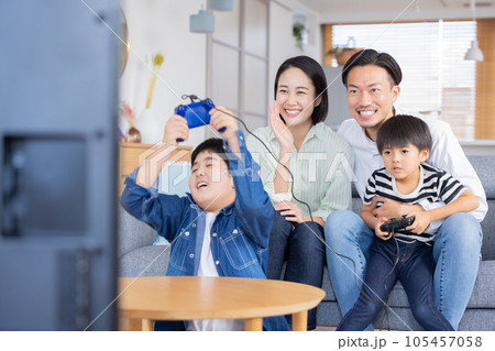 家族のポートレート　テレビゲームを楽しむ家族 105457058