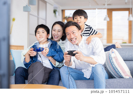 家族のポートレート　テレビゲームを楽しむ家族 105457111