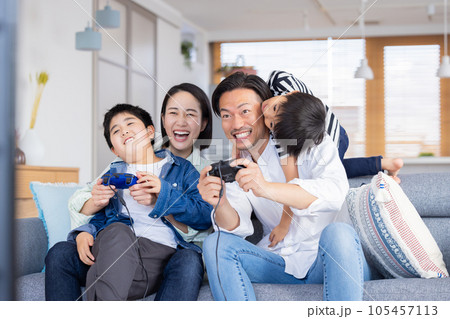 家族のポートレート　テレビゲームを楽しむ家族 105457113
