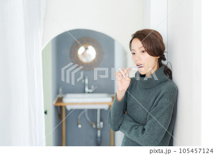 歯磨きをする女性の写真 歯磨きをする女性の写真 105457124