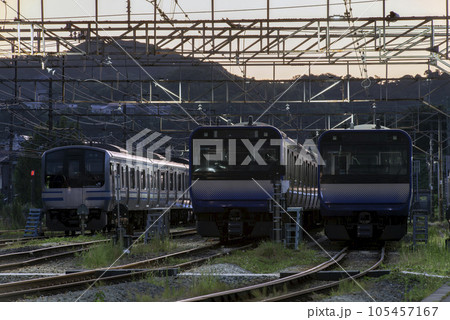 始発前の鉄道車両基地【E235系とE217系】神奈川県逗子市 105457167